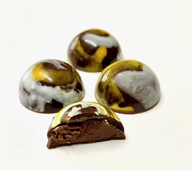 Passion fruit Mini Truffle - INGREDIENTS: Organic Cacao, Organic Agave, Himalayan Salt, Organic Passion Fruit seed extract, Coconut milk. - Made with love.